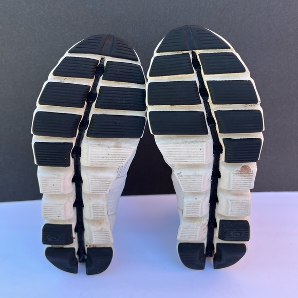 On Running Athletic Shoes in White and Black - Picture 5 of 9